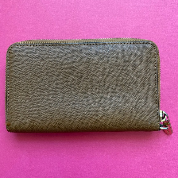 MICHAEL KORS WALLET!! - Picture 2 of 3